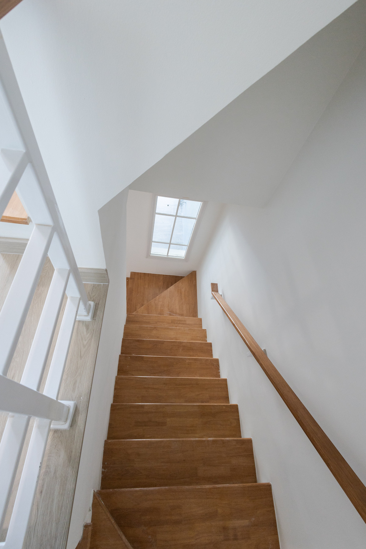 ขายทาวน์โฮมลาดกระบัง สุวรรณภูมิ : 🏡 ทาวน์โฮมหลังมุม ทำเลดีในโครงการ Golden Town3 บางนา–สวนหลวง