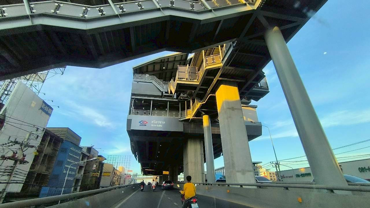 For SaleWarehouseBangna, Bearing, Lasalle : Land for sale with warehouse, Sukhumvit Road, Bangna, Bangkok, Soi Lasan 52, Soi Bearing 39, Soi Sri Dan 21, near MRT Sri Lasalle, only 2 kilometers, near Srinakarin Road. Near Sukhumvit Road Near Bangna-Trad Expressway