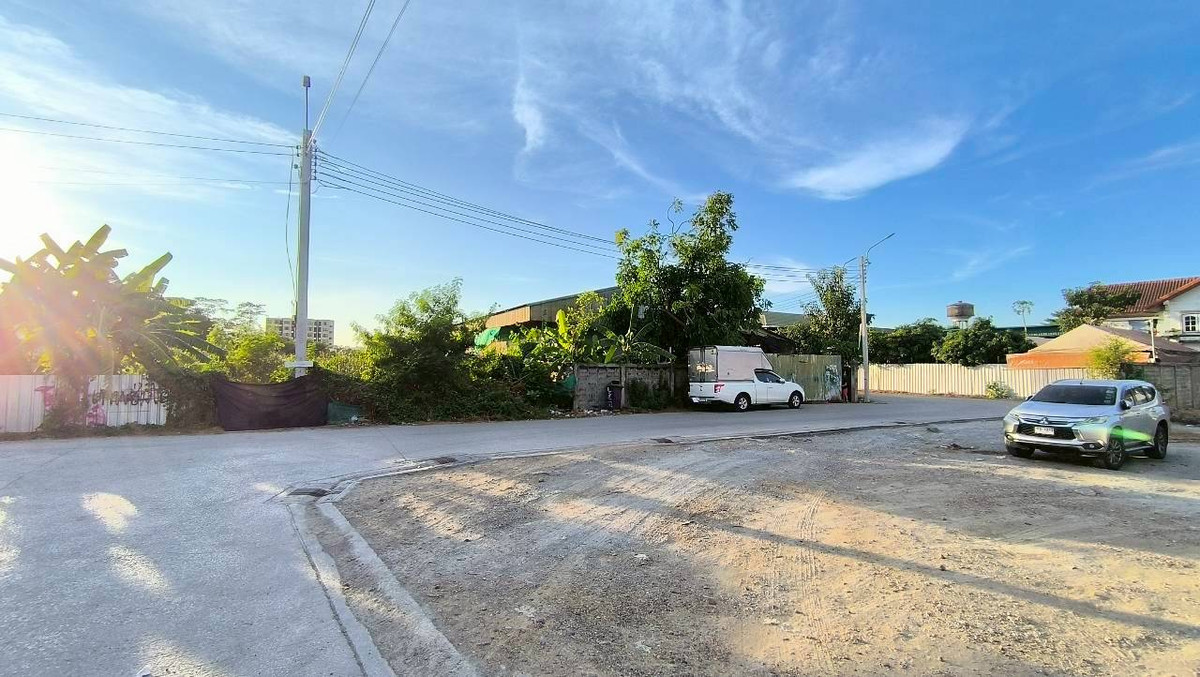 For SaleWarehouseBangna, Bearing, Lasalle : Land for sale with warehouse, Sukhumvit Road, Bangna, Bangkok, Soi Lasan 52, Soi Bearing 39, Soi Sri Dan 21, near MRT Sri Lasalle, only 2 kilometers, near Srinakarin Road. Near Sukhumvit Road Near Bangna-Trad Expressway