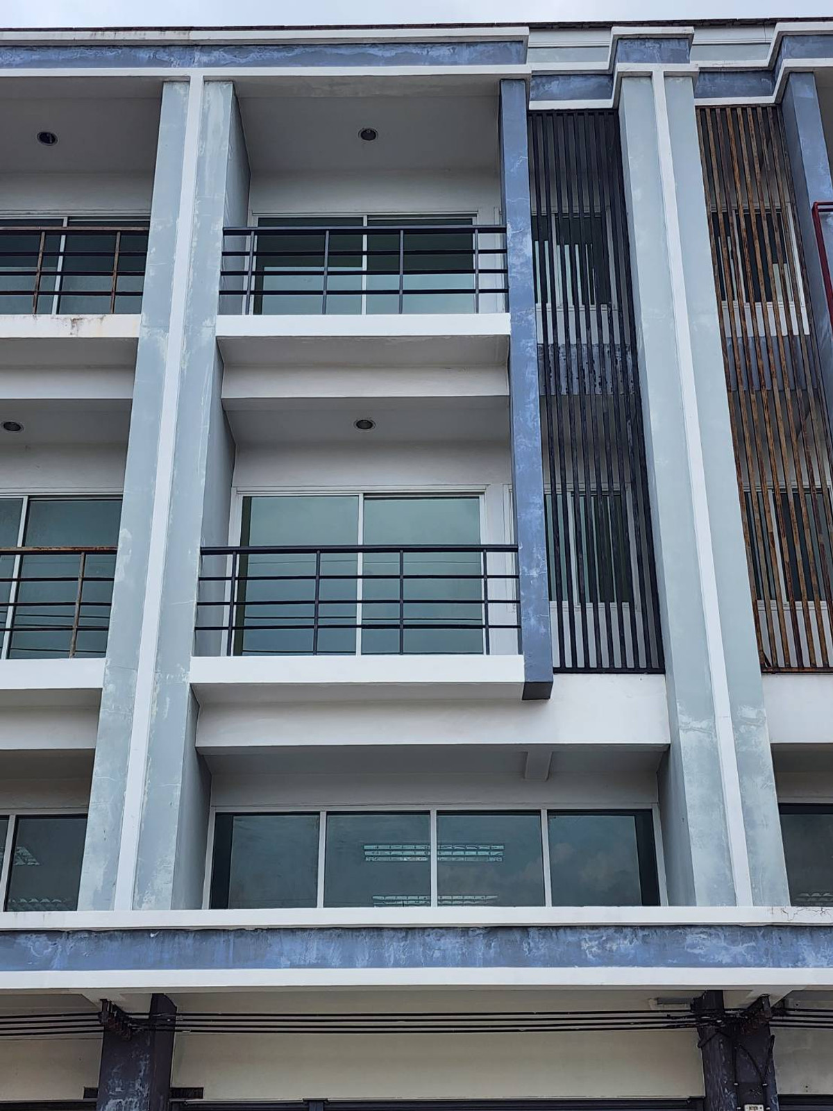 ขายอาคารพาณิชย์นครปฐม : ขายด่วน! ถูกสุดในโครงการ อาคารพาณิชย์ 3.5 ชั้น ทำเลค้าขาย ติด ถ.บรมราชชนนี พร้อมเริ่มธุรกิจได้ทันที!