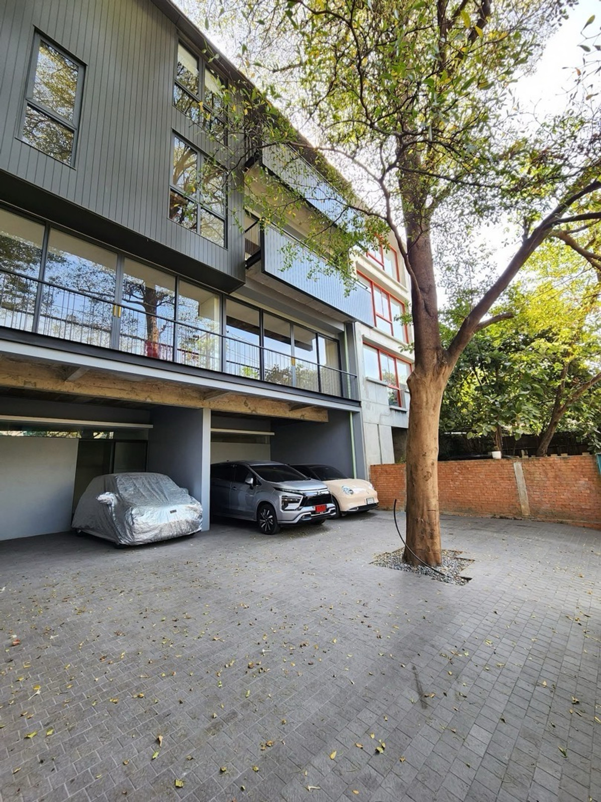 ให้เช่าโฮมออฟฟิศรัชดา ห้วยขวาง : Homeoffice รัชดา 32/ลาดพร้าว35
ปล่อย 2 ยูนิต

😀ยูนิตละ 300 ตร.ม. (ดูรายละเอียดพื้นที่ตามภาพแนบ)
🚗 จอดรถได้อย่างน้อย 4 คัน
⚡️ไฟฟ้า 3 เฟส
⚡️ มีระบบรองรับจุดชาร์จไฟ EV 2 จุด