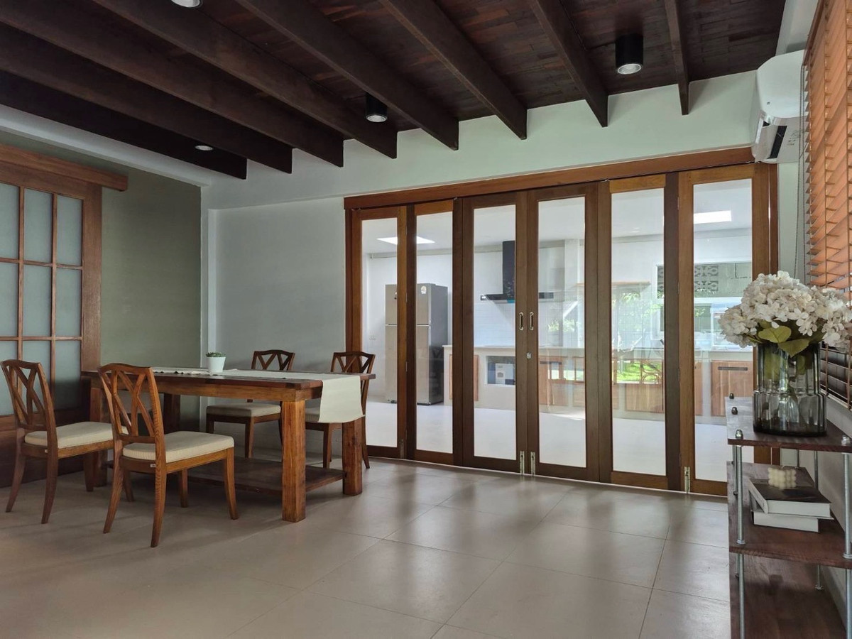 For RentHouseSamut Prakan,Samrong : Single house for rent, 3 bedrooms, 4 bathrooms, newly renovated 
 Area size: 384 sq m.: 96 sq m, 60,000 baht.