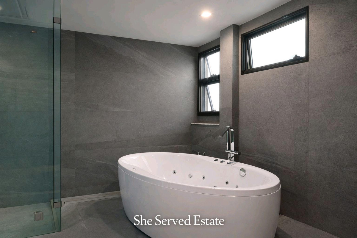 ให้เช่าบ้านอ่อนนุช อุดมสุข : For Rent / For Sale ◈ The Gentry Sukhumvit 101 ◈ • Land size: 56 sq.wah • Usable area: 390 sq.m.
• 2–3 Bedrooms • 4 Bathrooms • 1 Study room • 1 Pet room • 1 Open kitchen • 2 Living rooms • 1 Multi-purpose room (convertible to bedroom)