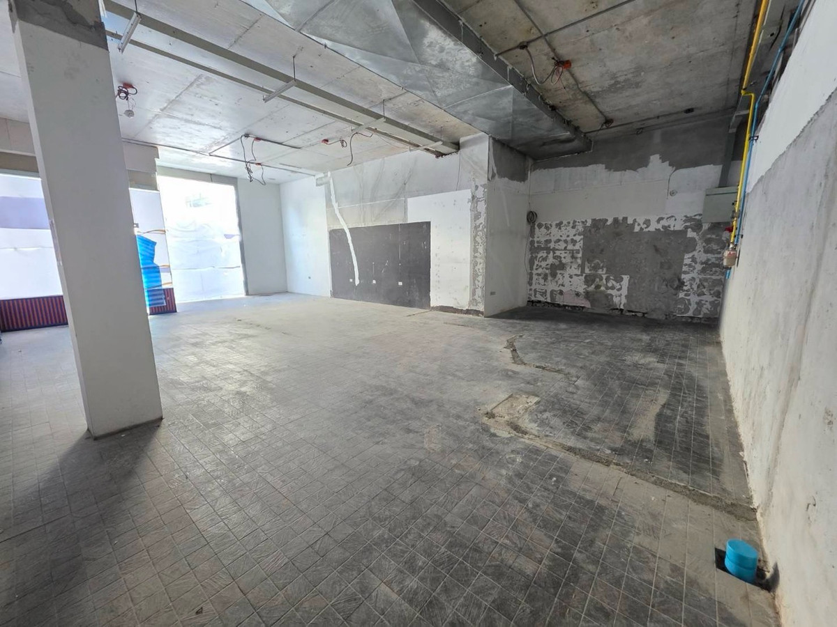 For RentRetail SpaceSukhumvit, Asoke, Thonglor : For rent, area 88.89 sq m, doing business @ Asoke Sukhumvit 21, near GMM Grammy, SWU and office and MRT Sukhumvit.