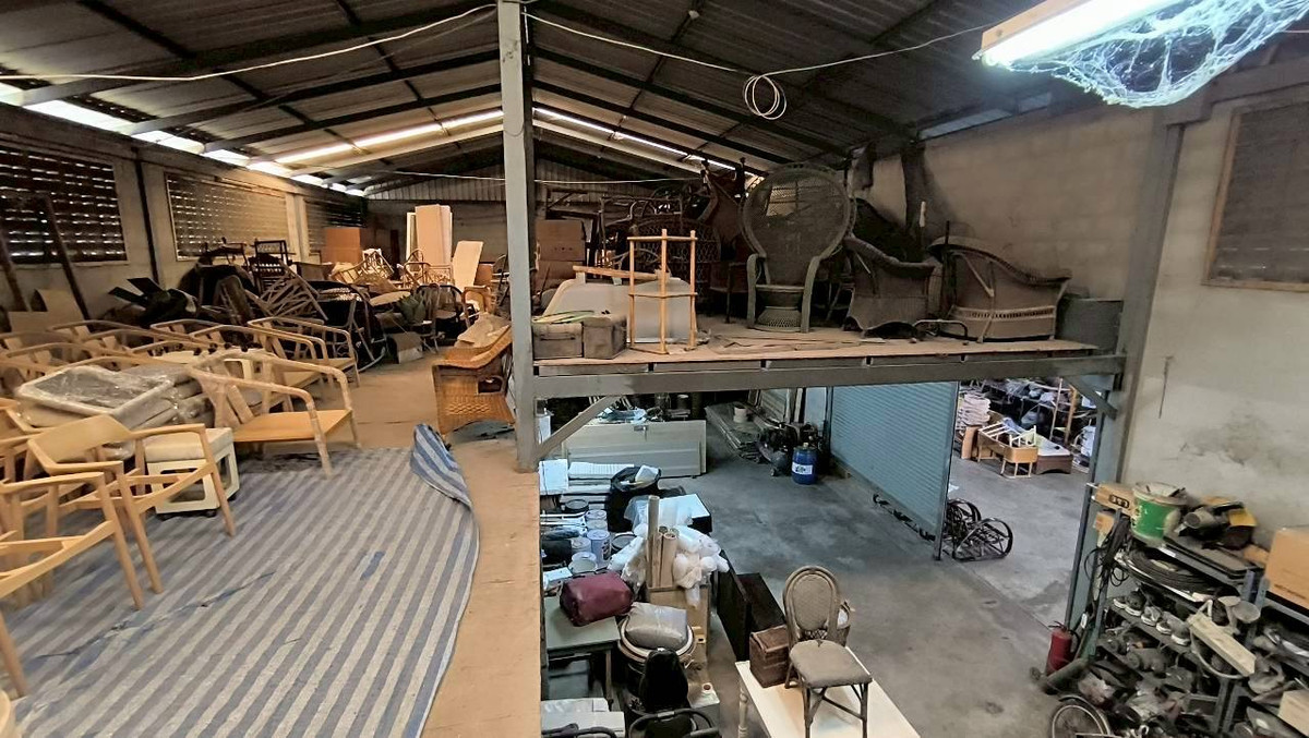For SaleWarehouseBangna, Bearing, Lasalle : Land for sale with warehouse, Sukhumvit Road, Bangna, Bangkok, Soi Lasan 52, Soi Bearing 39, Soi Sri Dan 21, near MRT Sri Lasalle, only 2 kilometers, near Srinakarin Road. Near Sukhumvit Road Near Bangna-Trad Expressway