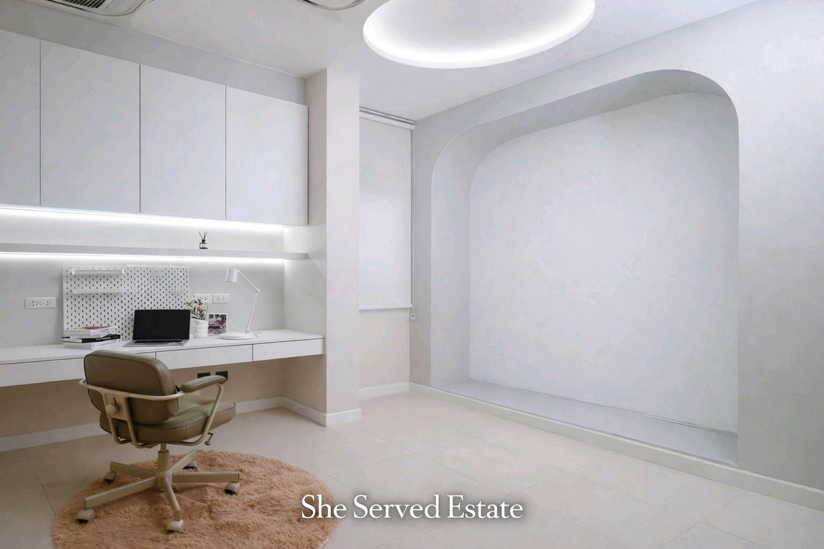 ให้เช่าบ้านอ่อนนุช อุดมสุข : For Rent / For Sale ◈ The Gentry Sukhumvit 101 ◈ • Land size: 56 sq.wah • Usable area: 390 sq.m.
• 2–3 Bedrooms • 4 Bathrooms • 1 Study room • 1 Pet room • 1 Open kitchen • 2 Living rooms • 1 Multi-purpose room (convertible to bedroom)