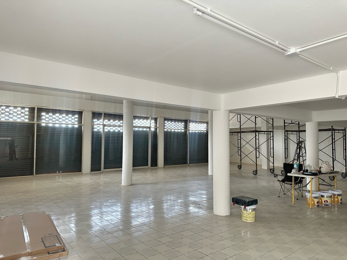 For RentOfficeSamut Prakan,Samrong : Building for rent for doing business in a potential location next to a 6-lane road, Theparak Road, Mueang District, Samut Prakan, and has a special lane in front of the building. Close to Samrong intersection