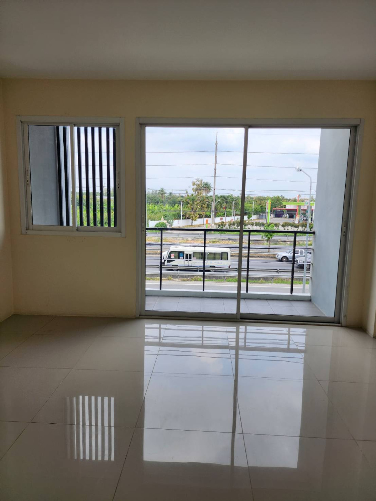 ขายอาคารพาณิชย์นครปฐม : ขายด่วน! ถูกสุดในโครงการ อาคารพาณิชย์ 3.5 ชั้น ทำเลค้าขาย ติด ถ.บรมราชชนนี พร้อมเริ่มธุรกิจได้ทันที!