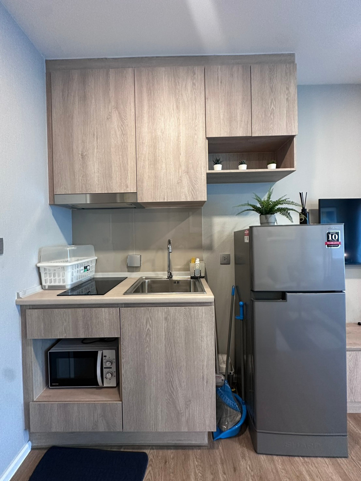 For RentCondoOnnut, Udomsuk : Suitable for those who want a new condo.  Never rented out, convenient travel, there is a shuttle and electric train.