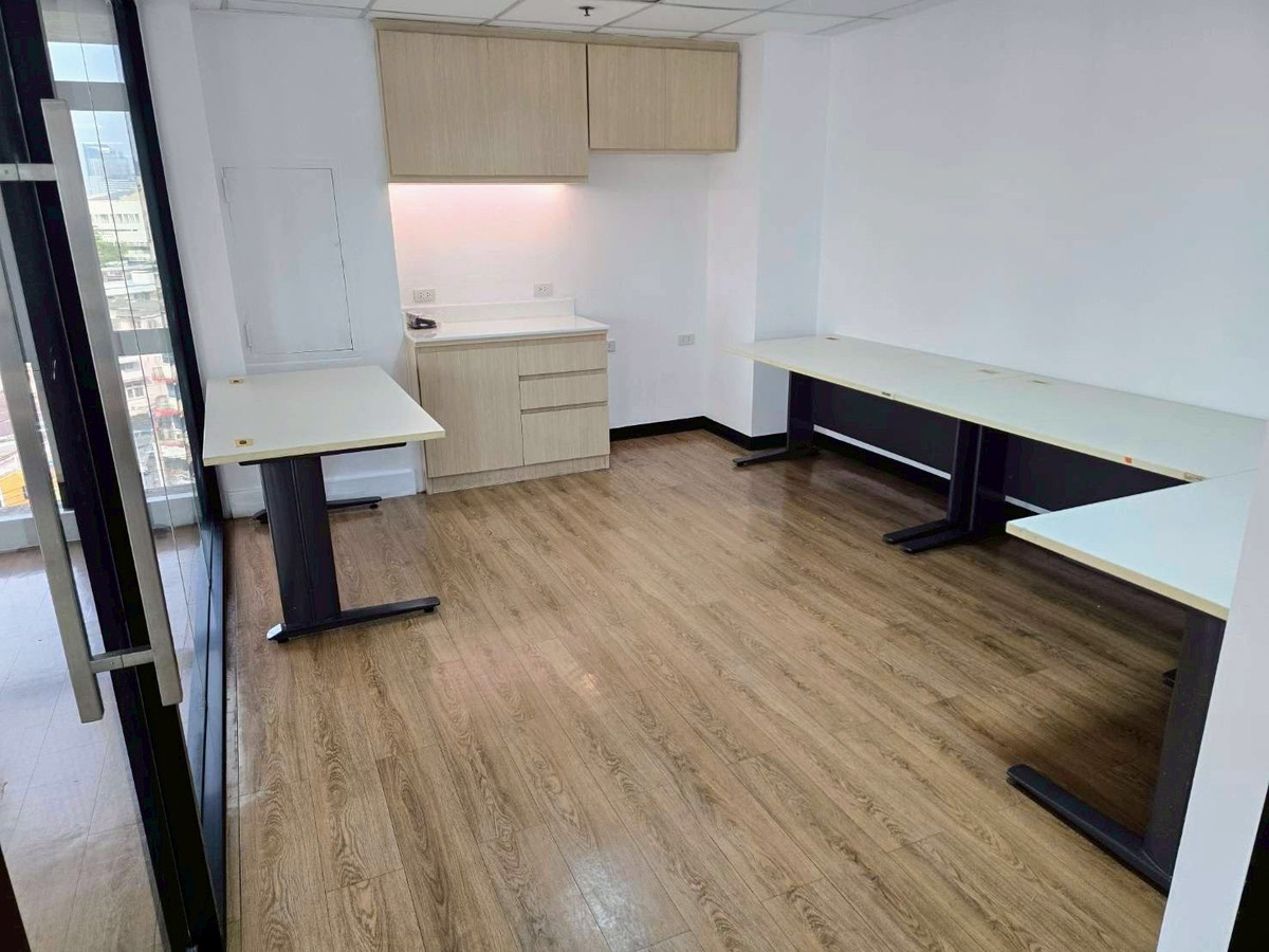 For RentOfficeSiam Paragon ,Chulalongkorn,Samyan : BBD Building Rama4 100sqm Office Space For RENT Near MRT Sam Yan Hua Lamphong Samyan Mitrtown Silom MBK Siam Paragon