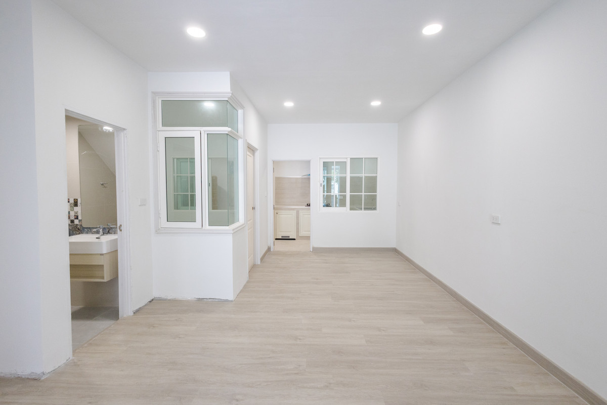 ขายทาวน์โฮมลาดกระบัง สุวรรณภูมิ : 🏡 ทาวน์โฮมหลังมุม ทำเลดีในโครงการ Golden Town3 บางนา–สวนหลวง