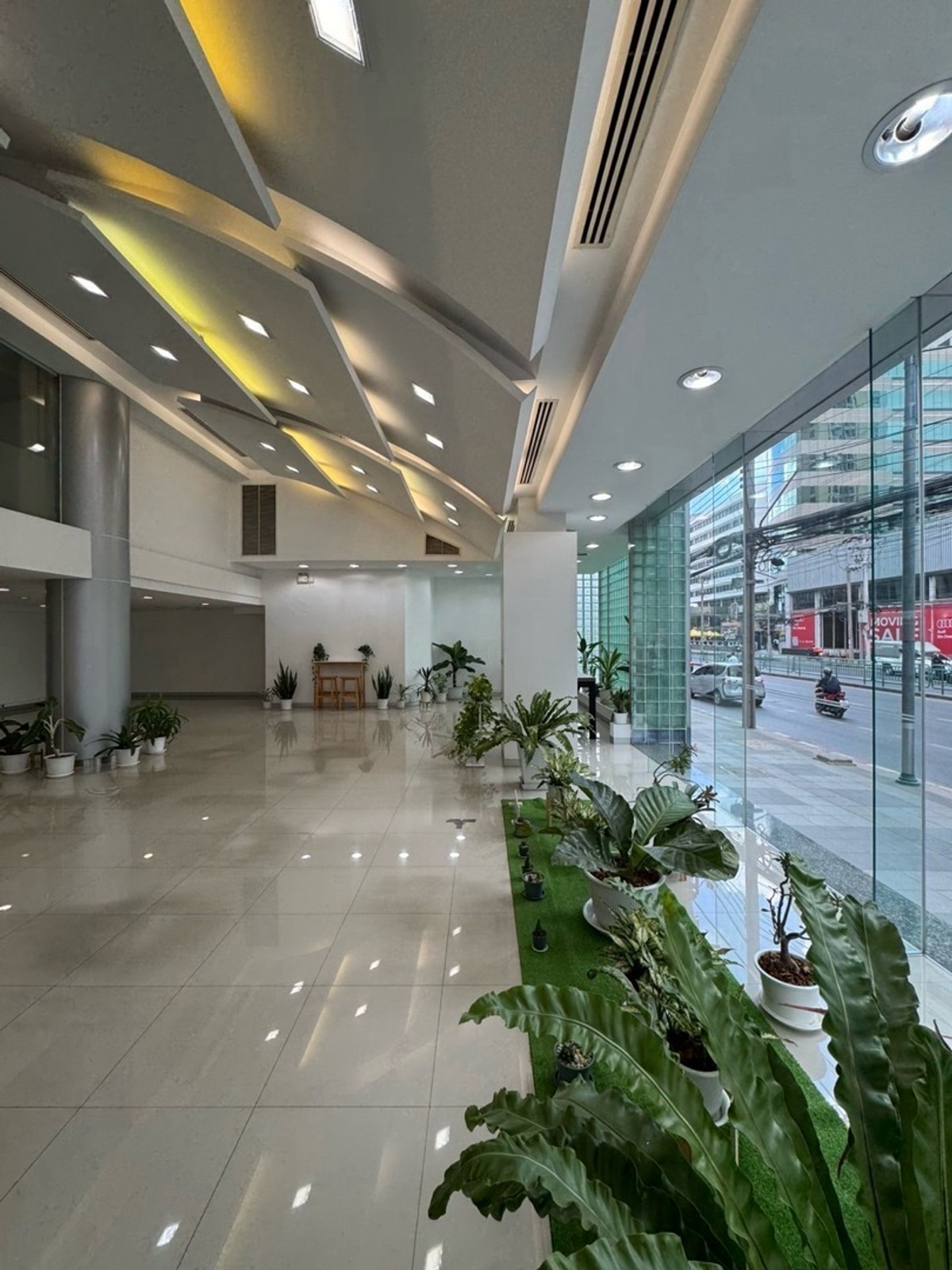For RentRetail SpaceSukhumvit, Asoke, Thonglor : For rent, area 350 sq m. Doing business @ Asoke - Phetchaburi, new section, near MRT, has parking, near SINGHA COMPLEX and SWU, wide front, next to the main road.