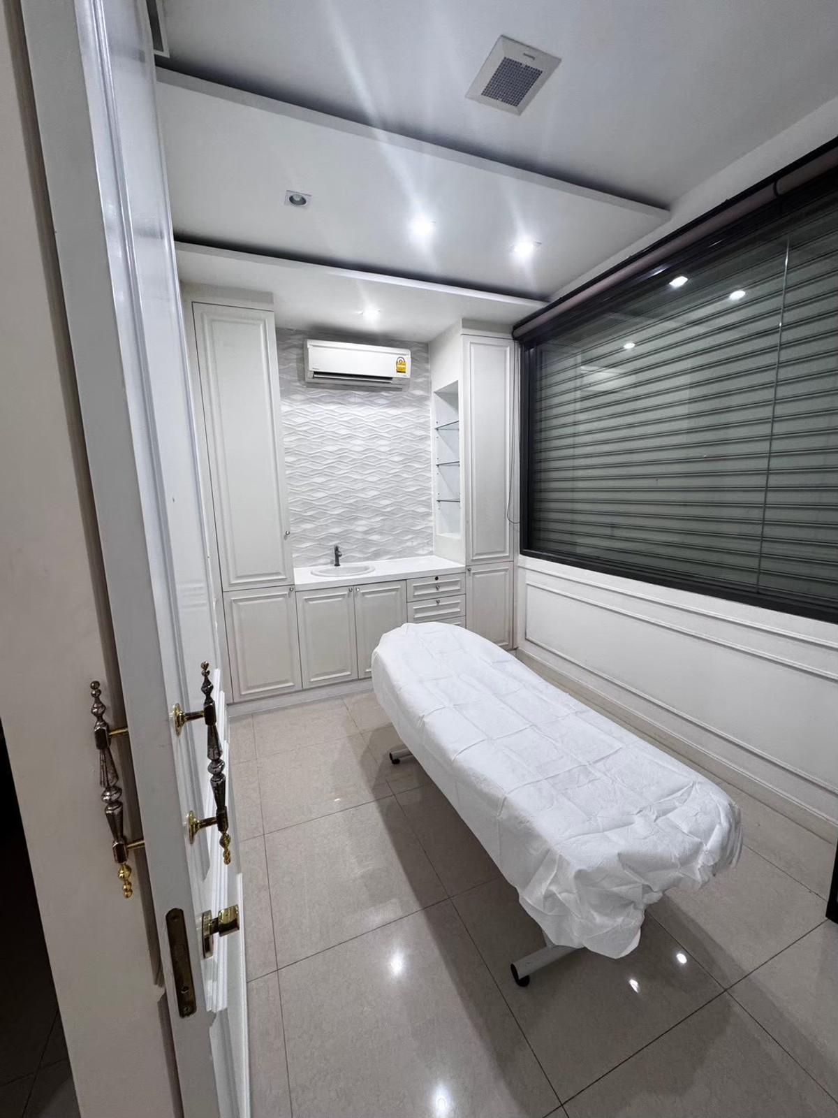 For SaleShop HousePhutthamonthon, Salaya : Commercial building for sale, Chinatown Salaya, near Central, Borommaratchachonnani Rd., decorated, ready to move in and operate.