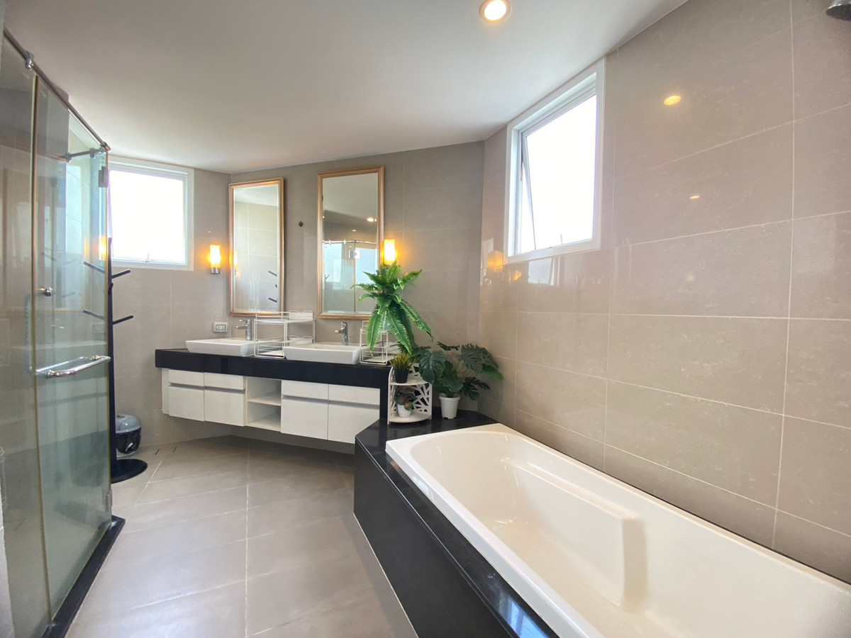 For RentCondoRama9, Petchburi, RCA : Penthouse for rent✨5 bedrooms, near MRT Cultural Center: Supalai Wellington I Project: Spacious room, luxuriously decorated, fully furnished, ready to move in.