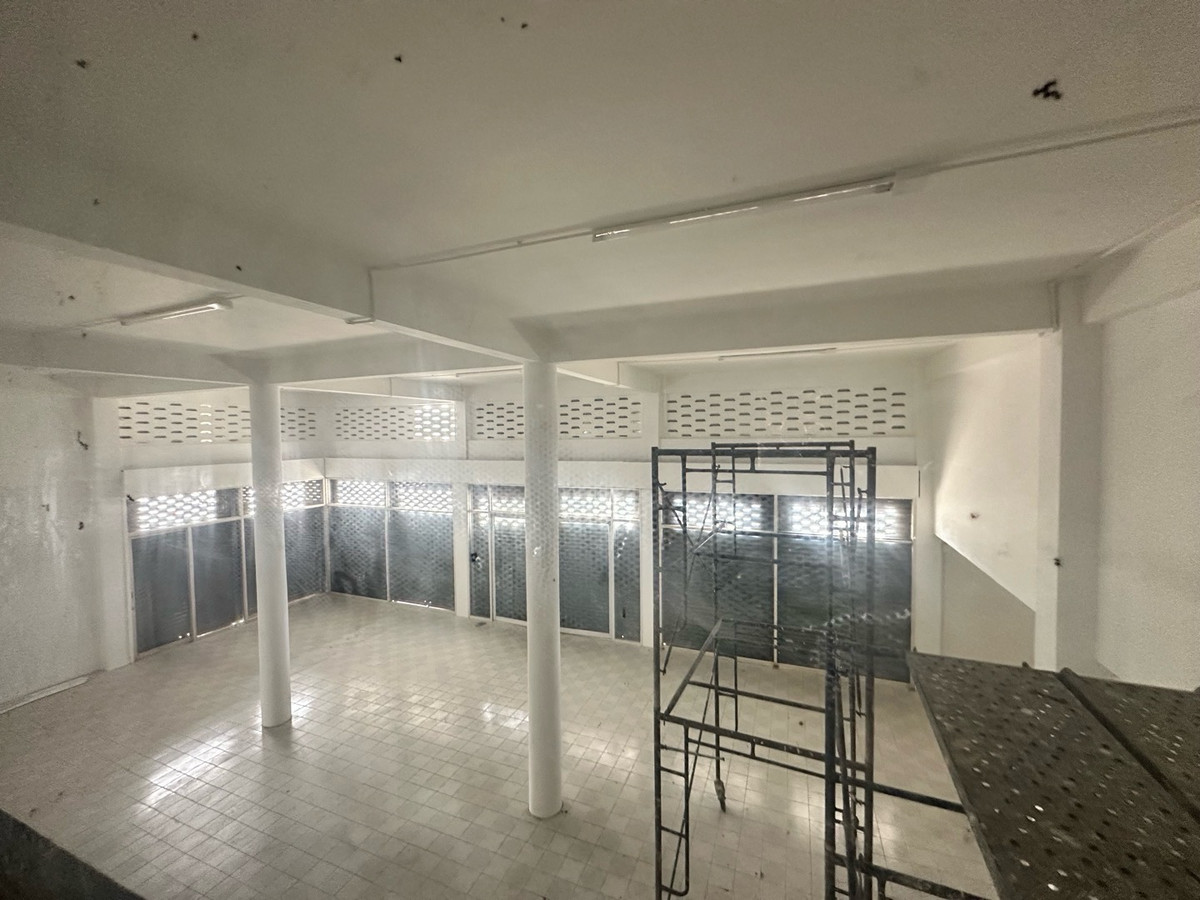 For RentOfficeSamut Prakan,Samrong : Building for rent for doing business in a potential location next to a 6-lane road, Theparak Road, Mueang District, Samut Prakan, and has a special lane in front of the building. Close to Samrong intersection