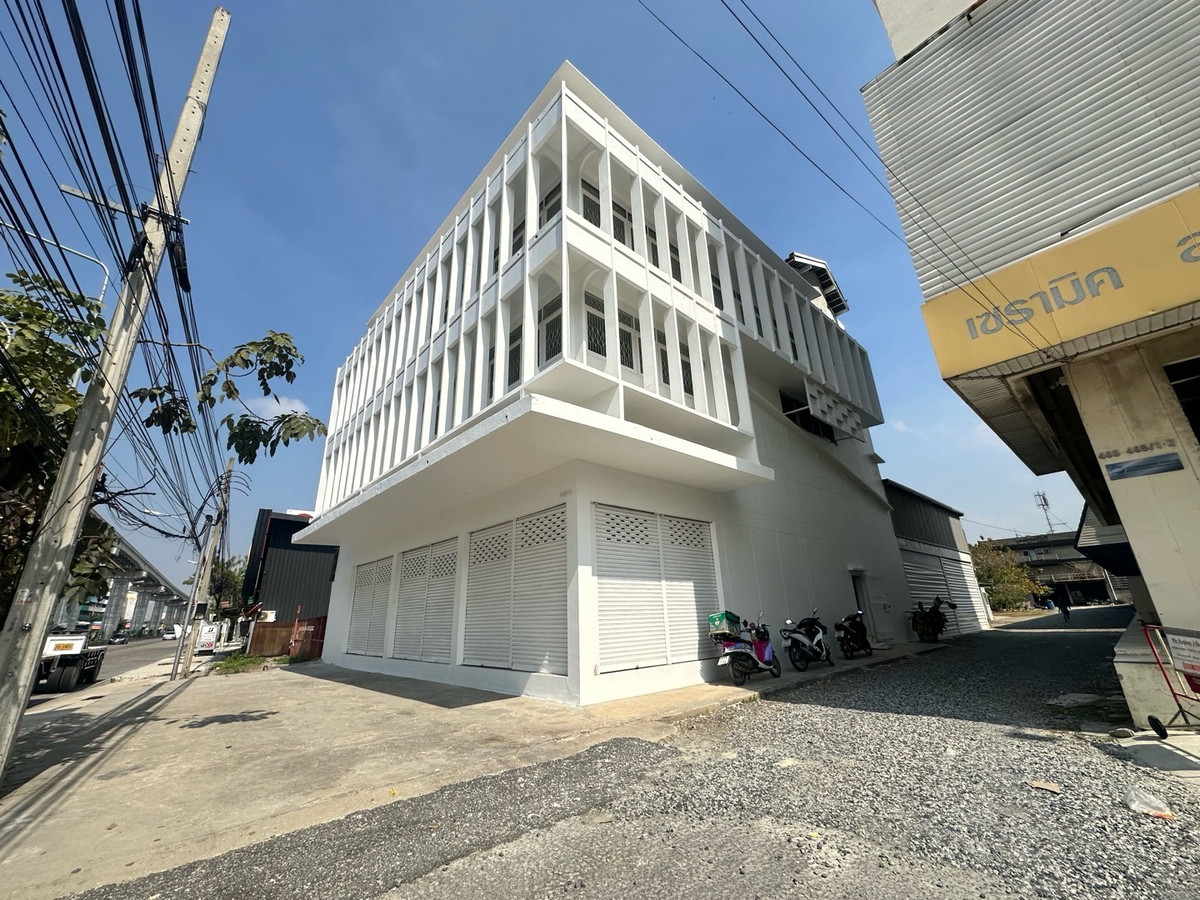 For RentOfficeSamut Prakan,Samrong : Building for rent for doing business in a potential location next to a 6-lane road, Theparak Road, Mueang District, Samut Prakan, and has a special lane in front of the building. Close to Samrong intersection
