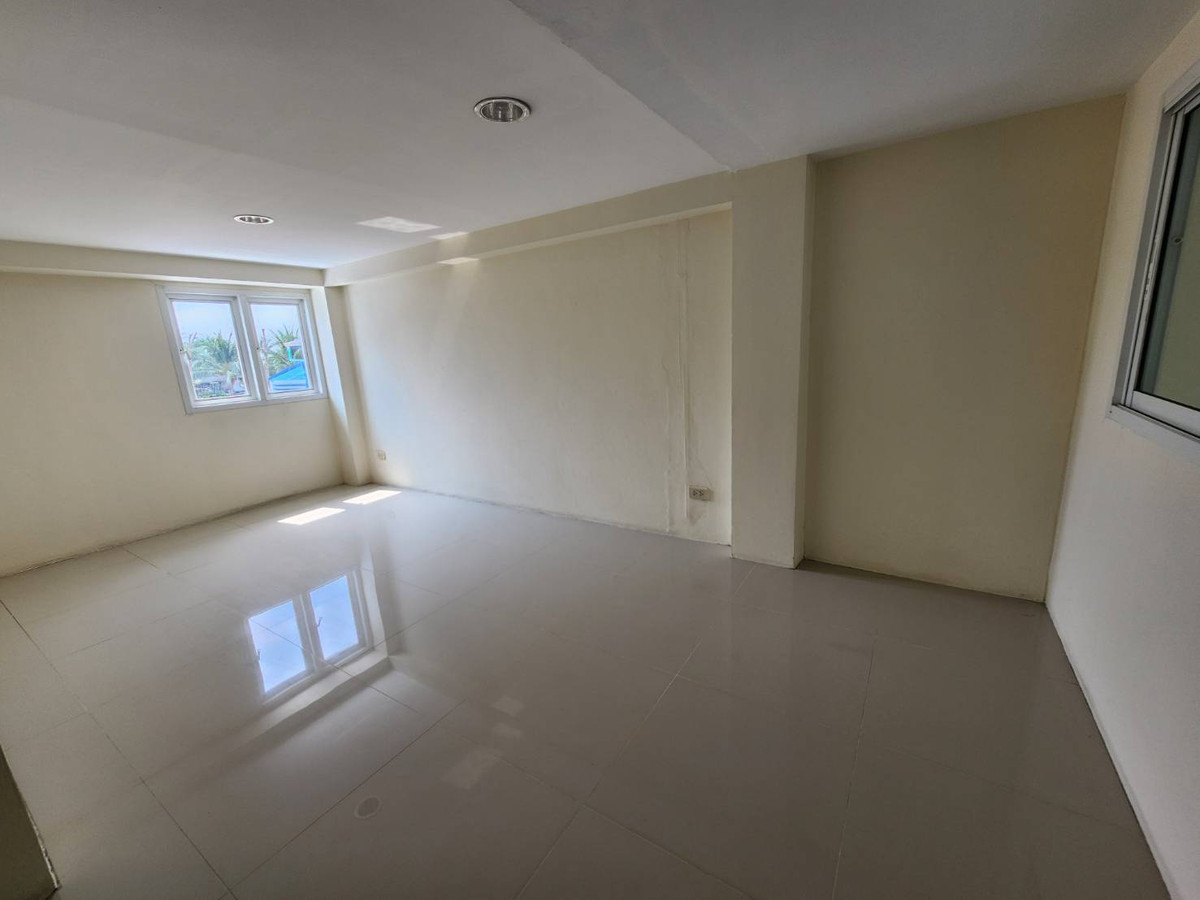 ขายอาคารพาณิชย์นครปฐม : ขายด่วน! ถูกสุดในโครงการ อาคารพาณิชย์ 3.5 ชั้น ทำเลค้าขาย ติด ถ.บรมราชชนนี พร้อมเริ่มธุรกิจได้ทันที!