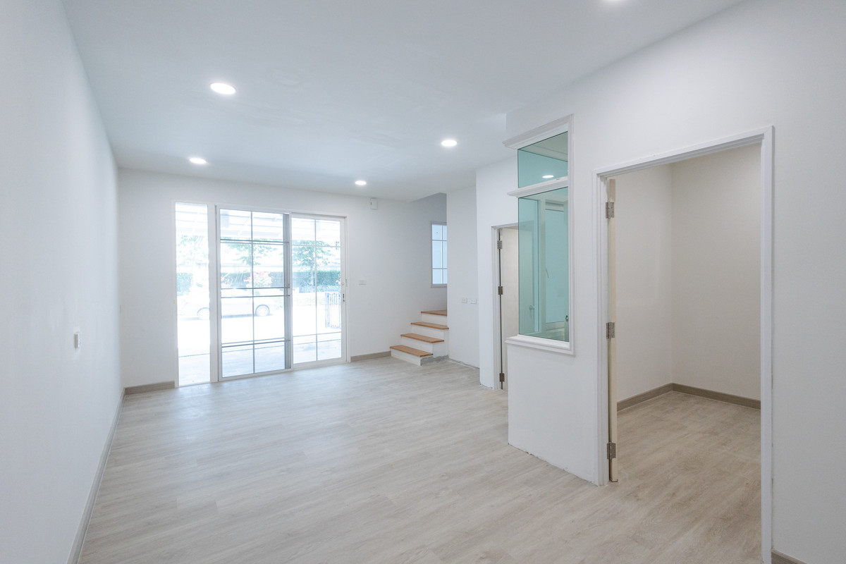 ขายทาวน์โฮมลาดกระบัง สุวรรณภูมิ : 🏡 ทาวน์โฮมหลังมุม ทำเลดีในโครงการ Golden Town3 บางนา–สวนหลวง