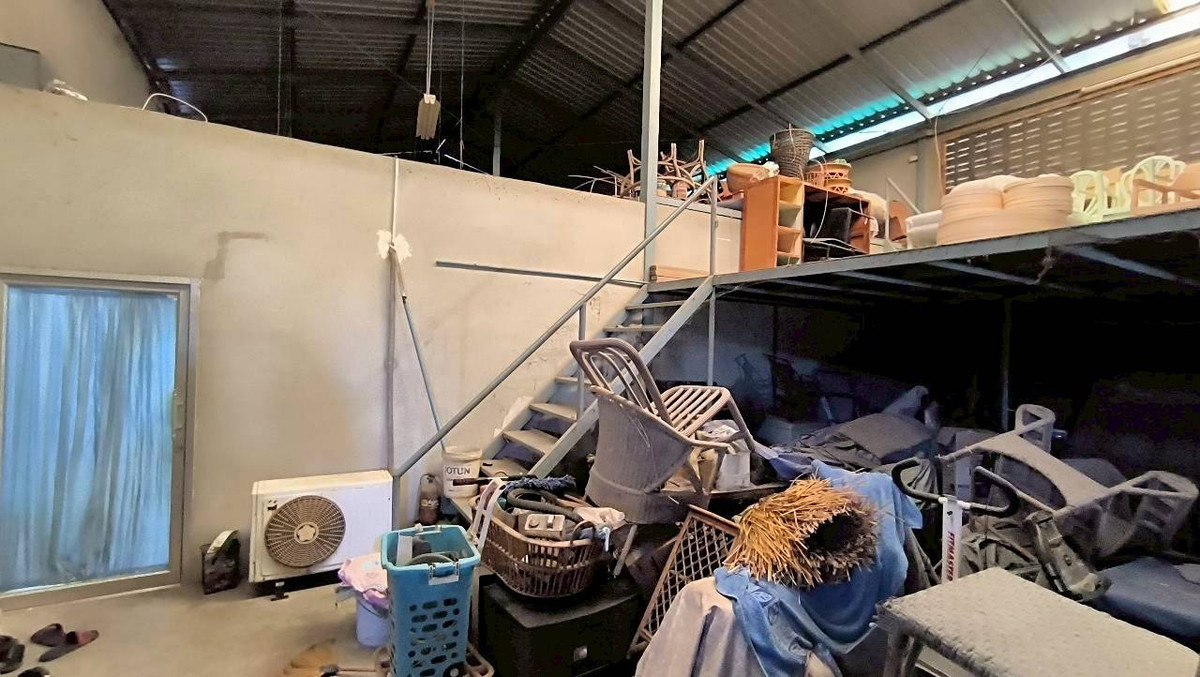 For SaleWarehouseBangna, Bearing, Lasalle : Land for sale with warehouse, Sukhumvit Road, Bangna, Bangkok, Soi Lasan 52, Soi Bearing 39, Soi Sri Dan 21, near MRT Sri Lasalle, only 2 kilometers, near Srinakarin Road. Near Sukhumvit Road Near Bangna-Trad Expressway