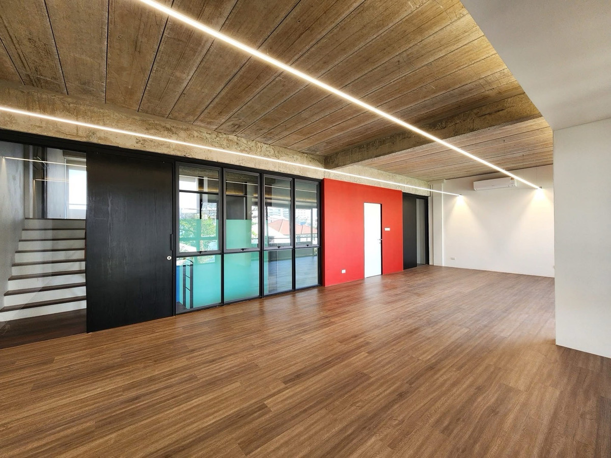 ให้เช่าโฮมออฟฟิศรัชดา ห้วยขวาง : Homeoffice รัชดา 32/ลาดพร้าว35
ปล่อย 2 ยูนิต

😀ยูนิตละ 300 ตร.ม. (ดูรายละเอียดพื้นที่ตามภาพแนบ)
🚗 จอดรถได้อย่างน้อย 4 คัน
⚡️ไฟฟ้า 3 เฟส
⚡️ มีระบบรองรับจุดชาร์จไฟ EV 2 จุด