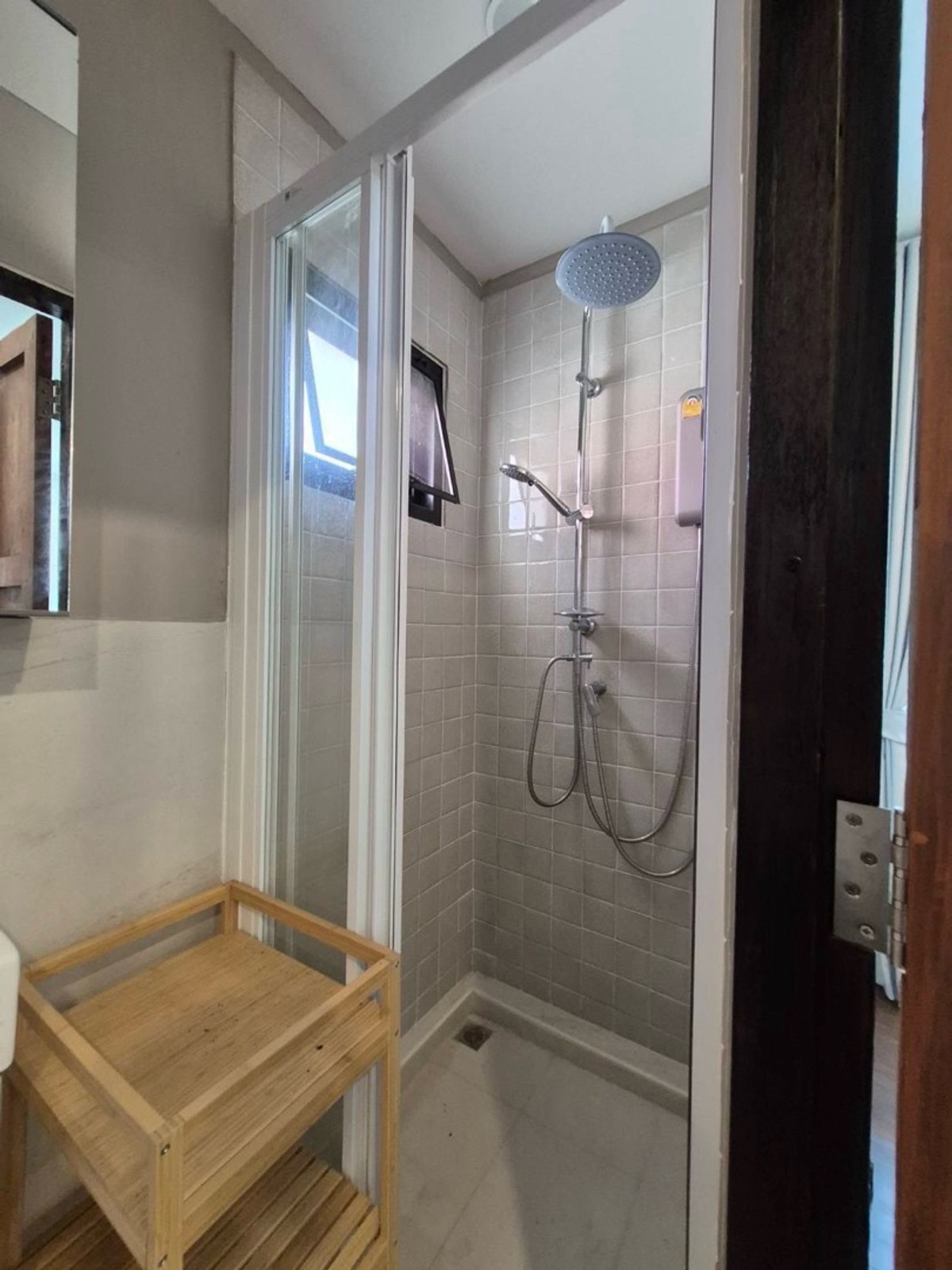 For RentHouseSamut Prakan,Samrong : Single house for rent, 3 bedrooms, 4 bathrooms, newly renovated 
 Area size: 384 sq m.: 96 sq m, 60,000 baht.