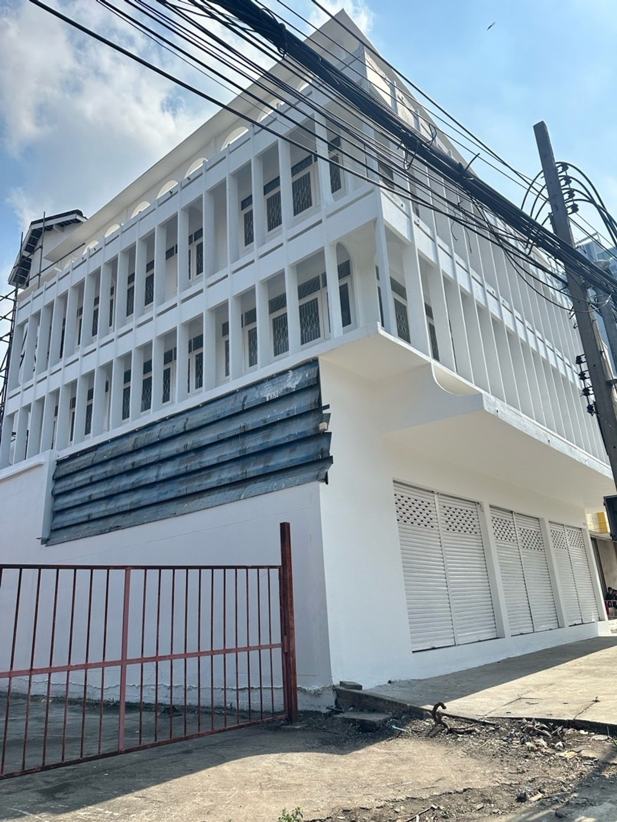 For RentOfficeSamut Prakan,Samrong : Building for rent for doing business in a potential location next to a 6-lane road, Theparak Road, Mueang District, Samut Prakan, and has a special lane in front of the building. Close to Samrong intersection