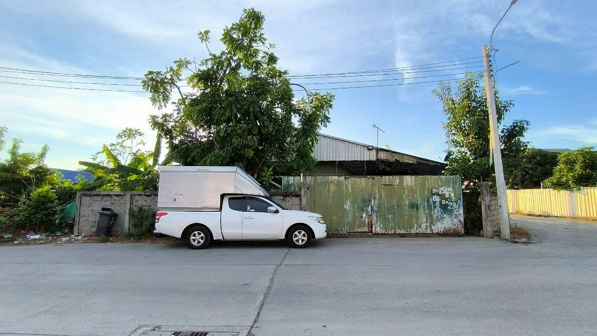 For SaleWarehouseBangna, Bearing, Lasalle : Land for sale with warehouse, Sukhumvit Road, Bangna, Bangkok, Soi Lasan 52, Soi Bearing 39, Soi Sri Dan 21, near MRT Sri Lasalle, only 2 kilometers, near Srinakarin Road. Near Sukhumvit Road Near Bangna-Trad Expressway