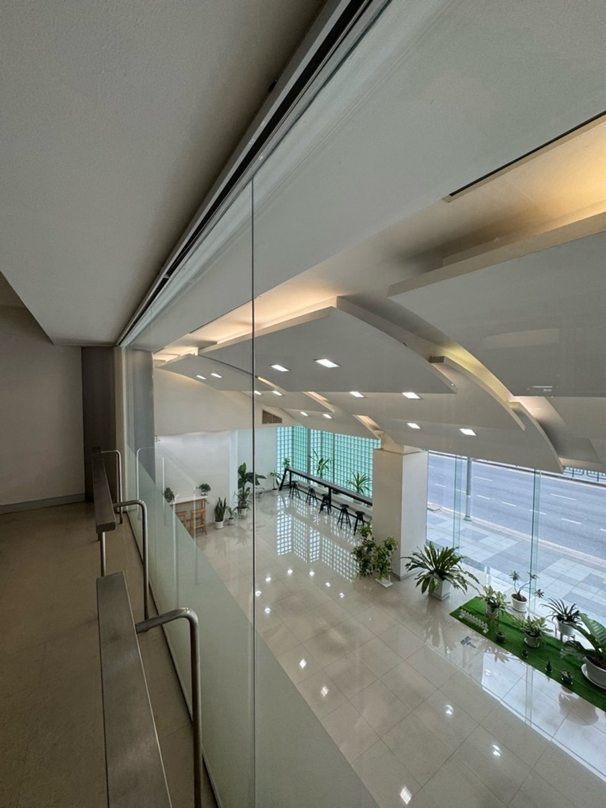 For RentRetail SpaceSukhumvit, Asoke, Thonglor : For rent, area 350 sq m. Doing business @ Asoke - Phetchaburi, new section, near MRT, has parking, near SINGHA COMPLEX and SWU, wide front, next to the main road.