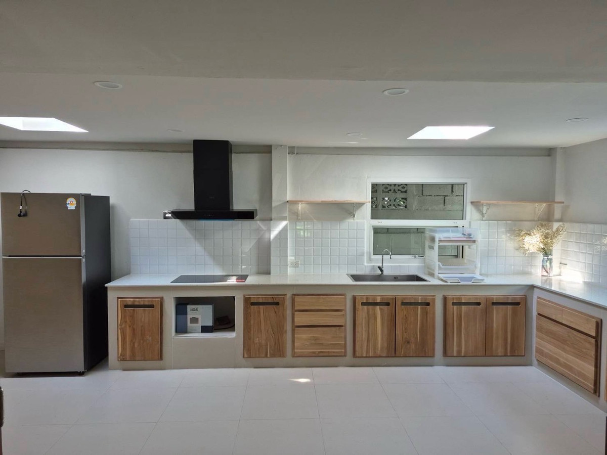 For RentHouseSamut Prakan,Samrong : Single house for rent, 3 bedrooms, 4 bathrooms, newly renovated 
 Area size: 384 sq m.: 96 sq m, 60,000 baht.