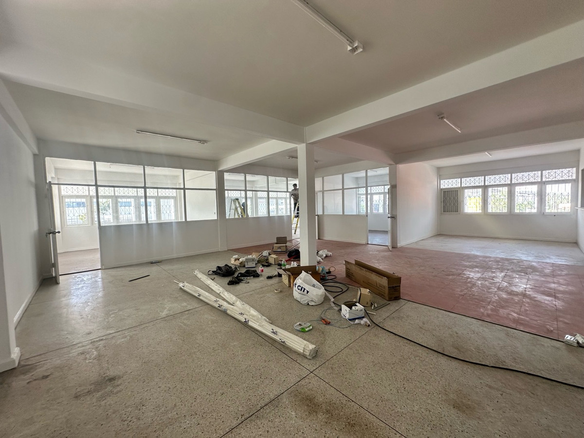 For RentOfficeSamut Prakan,Samrong : Building for rent for doing business in a potential location next to a 6-lane road, Theparak Road, Mueang District, Samut Prakan, and has a special lane in front of the building. Close to Samrong intersection