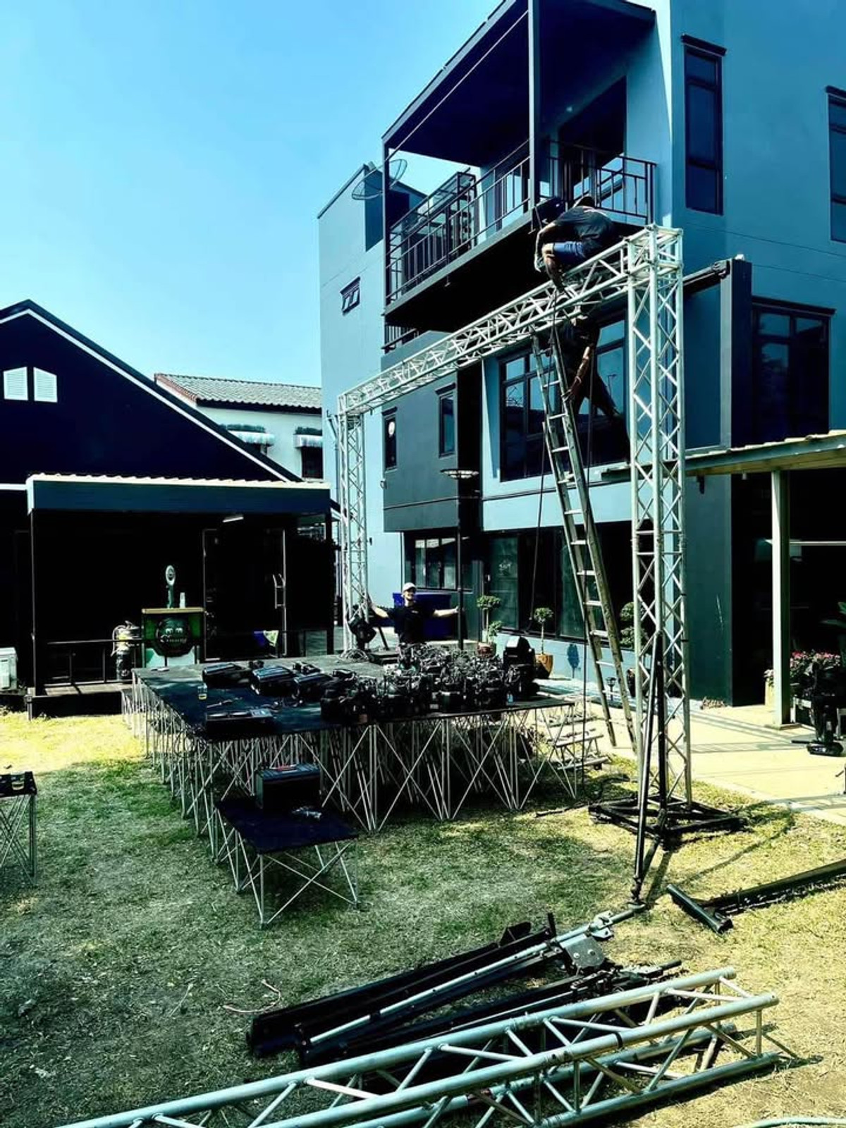 ให้เช่าบ้านนนทบุรี บางใหญ่ บางบัวทอง : ให้เช่า บ้านหลังใหญ่ สามารถทำโฮมออฟฟิศ หรือ โรงงานเล็กๆ และเป็นโกดังได้ บนที่ดิน 312 วา มี3อาคาร พื้นที่กว้างขวาง