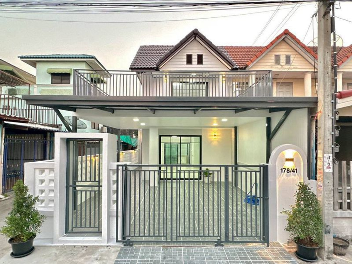 ขายทาวน์โฮมนนทบุรี บางใหญ่ บางบัวทอง : ขายทาวน์เฮ้าส์ 2 ชั้น หมู่บ้านบัวทอง 4 ซอย 1/4 หลังมุม เนื้อที่ 24 ตารางวา 2 ห้องนอน ตำบลพิมลราช อำเภอบางบัวทอง จังหวัดนนทบุรี