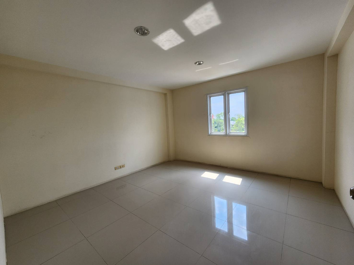 ขายอาคารพาณิชย์นครปฐม : ขายด่วน! ถูกสุดในโครงการ อาคารพาณิชย์ 3.5 ชั้น ทำเลค้าขาย ติด ถ.บรมราชชนนี พร้อมเริ่มธุรกิจได้ทันที!