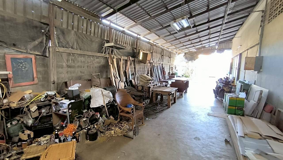 For SaleWarehouseBangna, Bearing, Lasalle : Land for sale with warehouse, Sukhumvit Road, Bangna, Bangkok, Soi Lasan 52, Soi Bearing 39, Soi Sri Dan 21, near MRT Sri Lasalle, only 2 kilometers, near Srinakarin Road. Near Sukhumvit Road Near Bangna-Trad Expressway