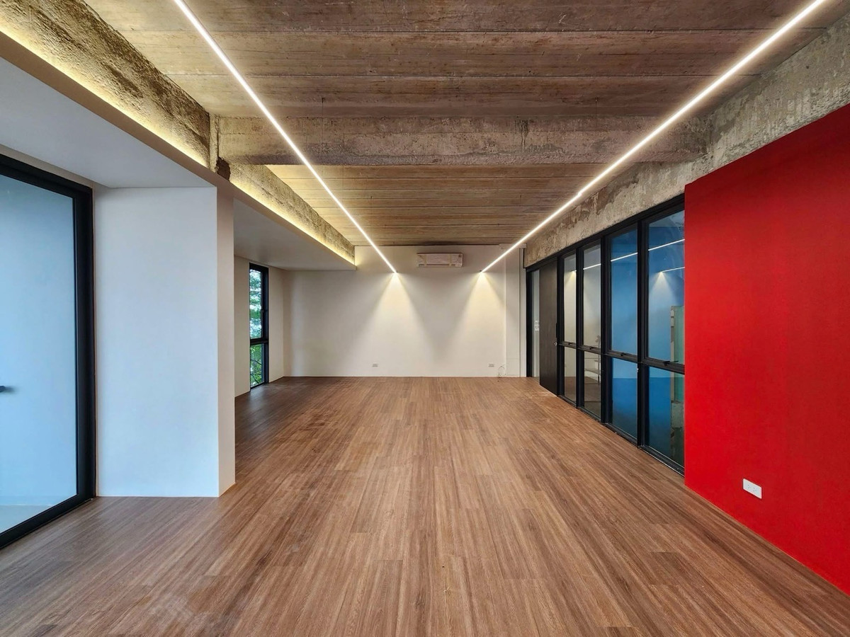 ให้เช่าโฮมออฟฟิศรัชดา ห้วยขวาง : Homeoffice รัชดา 32/ลาดพร้าว35
ปล่อย 2 ยูนิต

😀ยูนิตละ 300 ตร.ม. (ดูรายละเอียดพื้นที่ตามภาพแนบ)
🚗 จอดรถได้อย่างน้อย 4 คัน
⚡️ไฟฟ้า 3 เฟส
⚡️ มีระบบรองรับจุดชาร์จไฟ EV 2 จุด