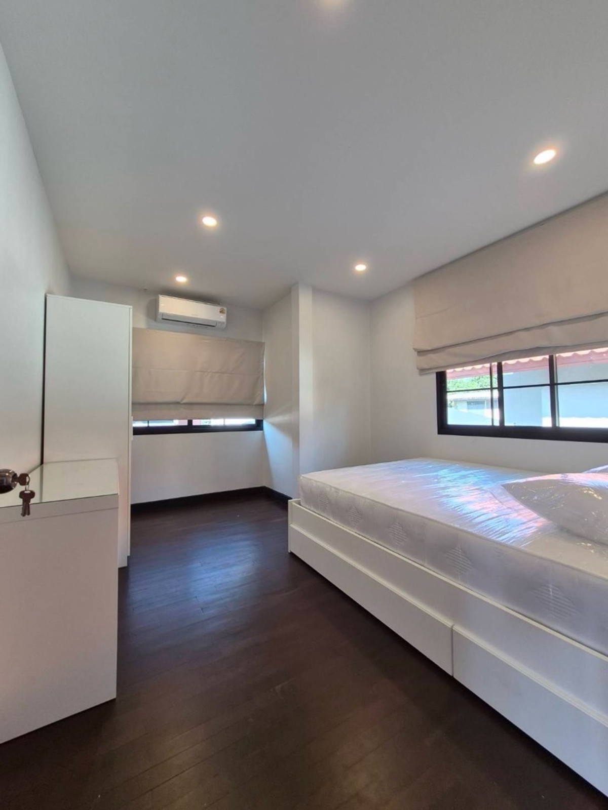 For RentHouseSamut Prakan,Samrong : Single house for rent, 3 bedrooms, 4 bathrooms, newly renovated 
 Area size: 384 sq m.: 96 sq m, 60,000 baht.