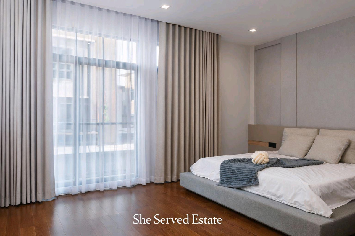 ให้เช่าบ้านอ่อนนุช อุดมสุข : For Rent / For Sale ◈ The Gentry Sukhumvit 101 ◈ • Land size: 56 sq.wah • Usable area: 390 sq.m.
• 2–3 Bedrooms • 4 Bathrooms • 1 Study room • 1 Pet room • 1 Open kitchen • 2 Living rooms • 1 Multi-purpose room (convertible to bedroom)