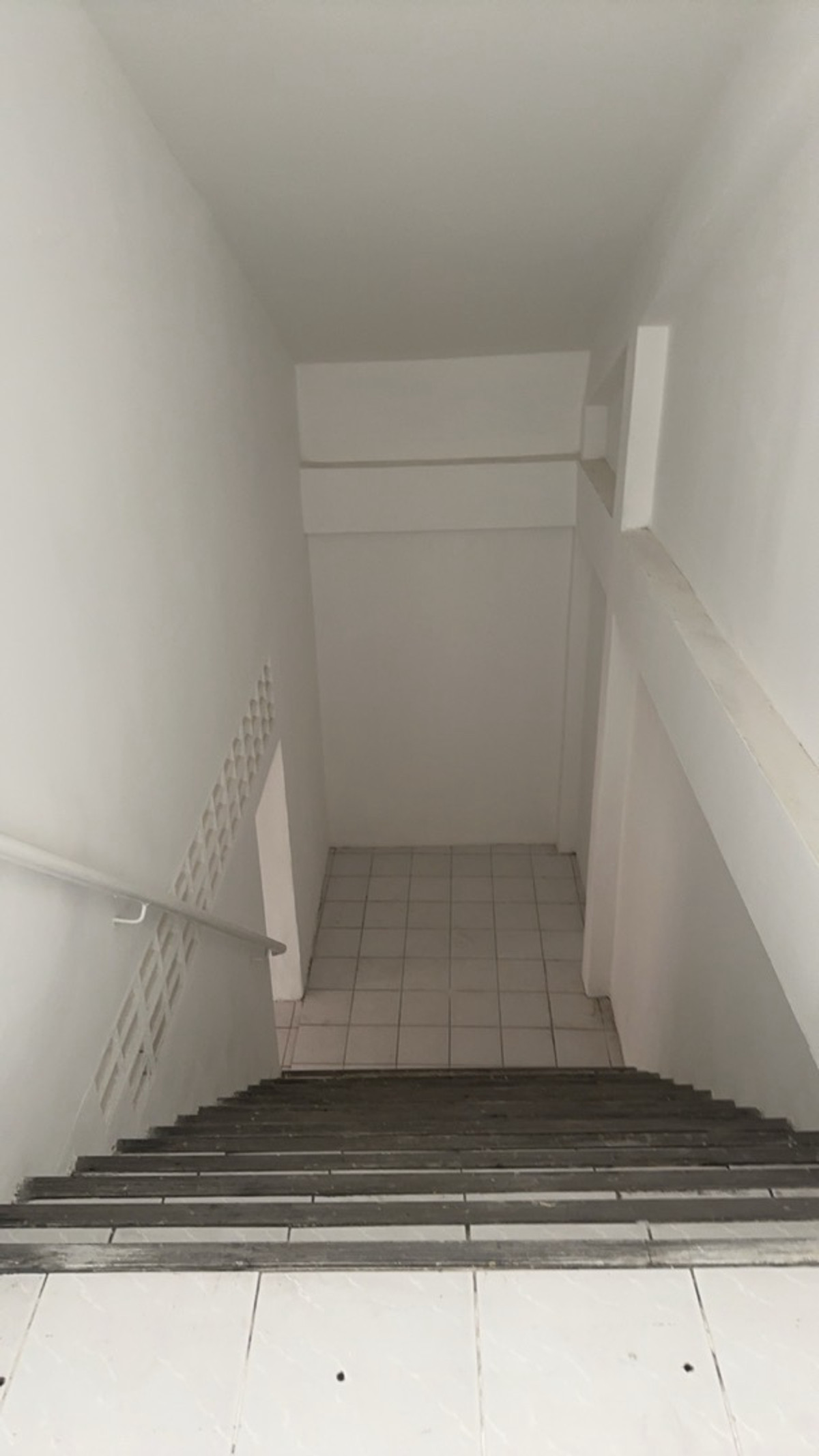 For RentOfficeSamut Prakan,Samrong : Building for rent for doing business in a potential location next to a 6-lane road, Theparak Road, Mueang District, Samut Prakan, and has a special lane in front of the building. Close to Samrong intersection