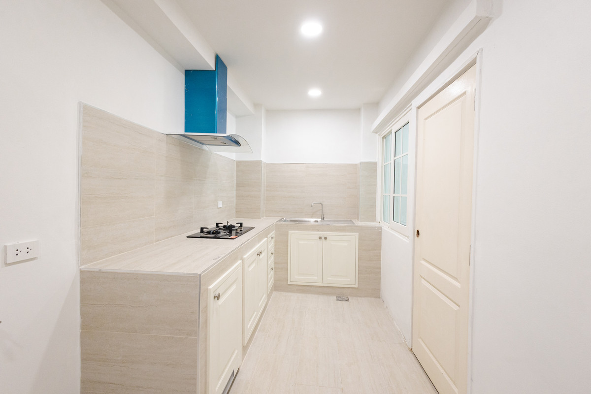 ขายทาวน์โฮมลาดกระบัง สุวรรณภูมิ : 🏡 ทาวน์โฮมหลังมุม ทำเลดีในโครงการ Golden Town3 บางนา–สวนหลวง