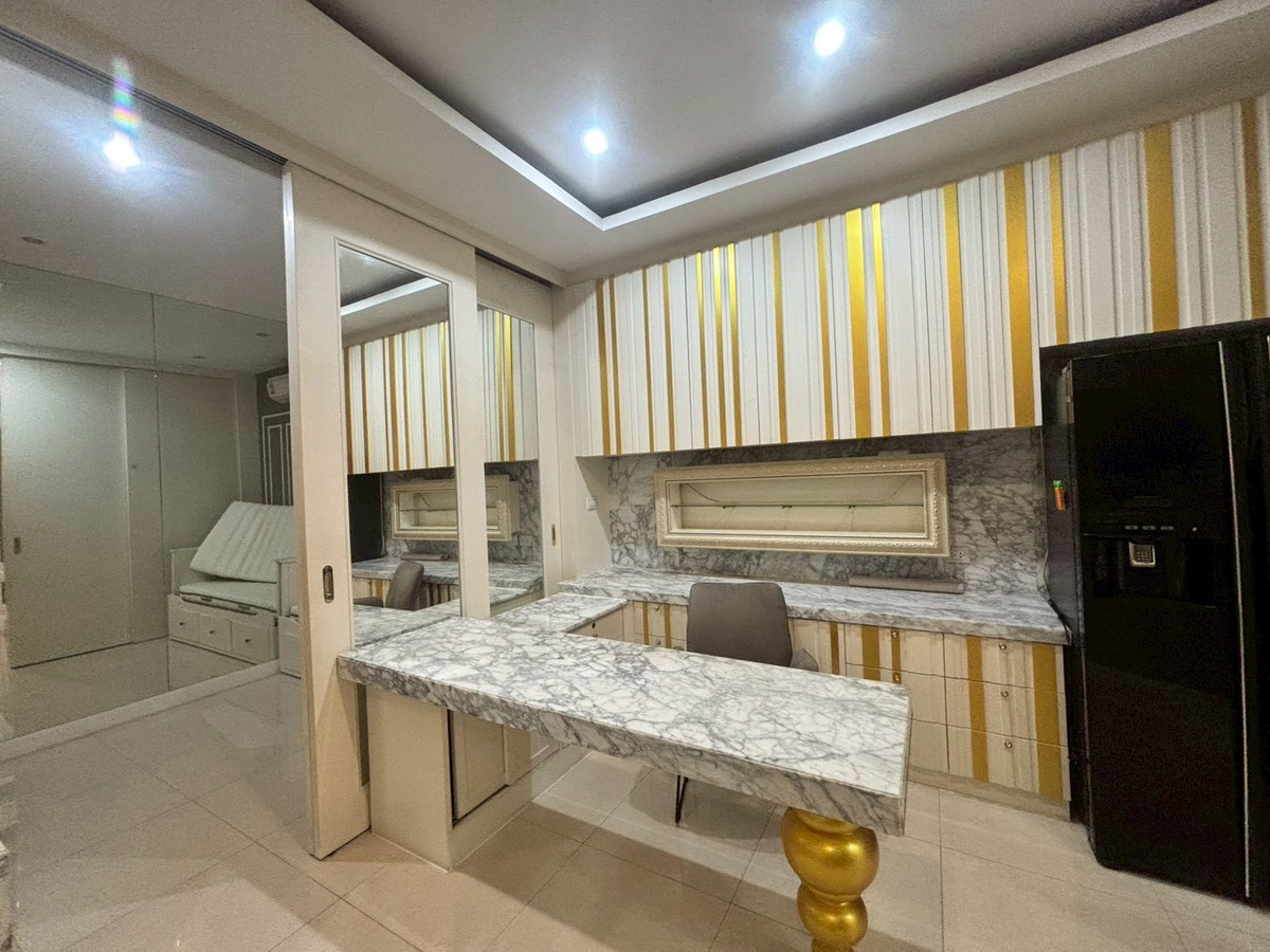 For SaleShop HousePhutthamonthon, Salaya : Commercial building for sale, Chinatown Salaya, near Central, Borommaratchachonnani Rd., decorated, ready to move in and operate.