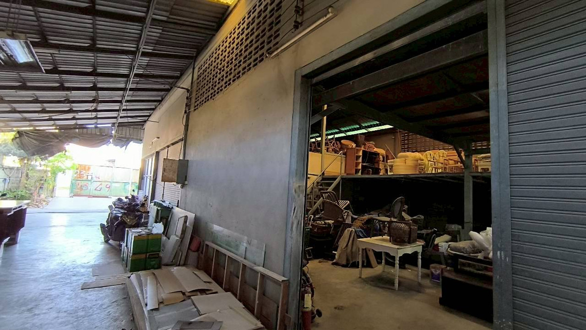 For SaleWarehouseBangna, Bearing, Lasalle : Land for sale with warehouse, Sukhumvit Road, Bangna, Bangkok, Soi Lasan 52, Soi Bearing 39, Soi Sri Dan 21, near MRT Sri Lasalle, only 2 kilometers, near Srinakarin Road. Near Sukhumvit Road Near Bangna-Trad Expressway