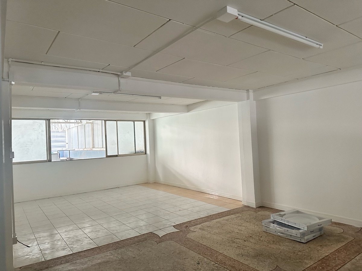 For RentOfficeSamut Prakan,Samrong : Building for rent for doing business in a potential location next to a 6-lane road, Theparak Road, Mueang District, Samut Prakan, and has a special lane in front of the building. Close to Samrong intersection