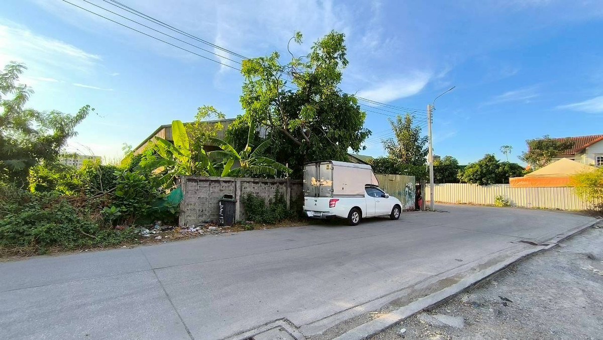 For SaleWarehouseBangna, Bearing, Lasalle : Land for sale with warehouse, Sukhumvit Road, Bangna, Bangkok, Soi Lasan 52, Soi Bearing 39, Soi Sri Dan 21, near MRT Sri Lasalle, only 2 kilometers, near Srinakarin Road. Near Sukhumvit Road Near Bangna-Trad Expressway