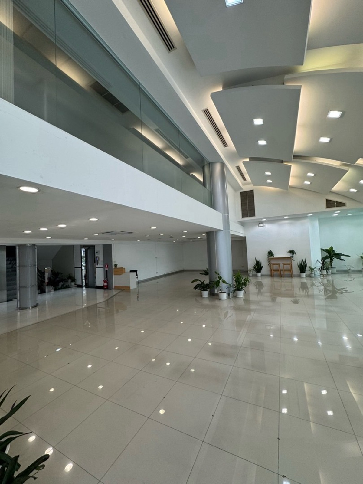 For RentRetail SpaceSukhumvit, Asoke, Thonglor : For rent, area 350 sq m. Doing business @ Asoke - Phetchaburi, new section, near MRT, has parking, near SINGHA COMPLEX and SWU, wide front, next to the main road.