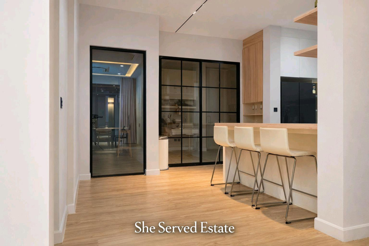 ให้เช่าบ้านอ่อนนุช อุดมสุข : For Rent / For Sale ◈ The Gentry Sukhumvit 101 ◈ • Land size: 56 sq.wah • Usable area: 390 sq.m.
• 2–3 Bedrooms • 4 Bathrooms • 1 Study room • 1 Pet room • 1 Open kitchen • 2 Living rooms • 1 Multi-purpose room (convertible to bedroom)