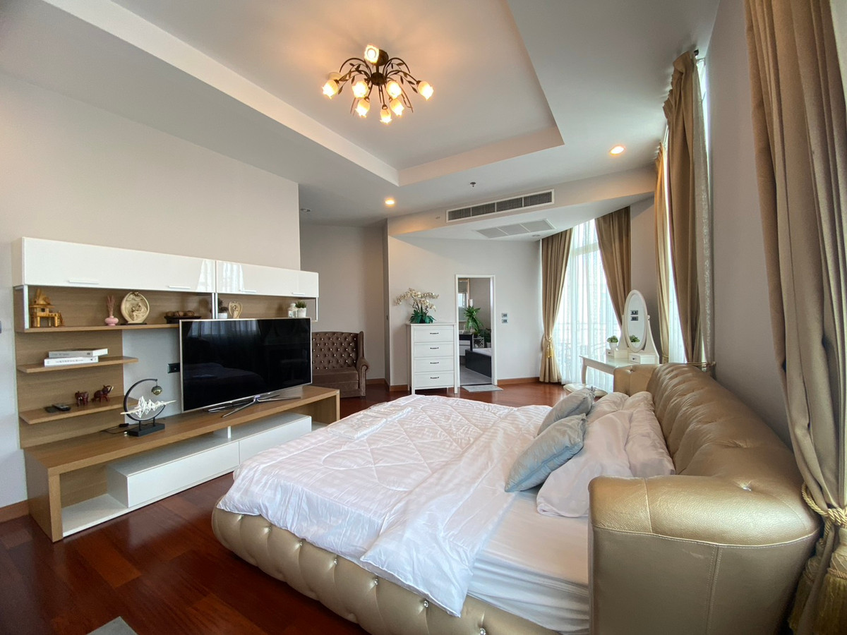 For RentCondoRama9, Petchburi, RCA : Penthouse for rent✨5 bedrooms, near MRT Cultural Center: Supalai Wellington I Project: Spacious room, luxuriously decorated, fully furnished, ready to move in.