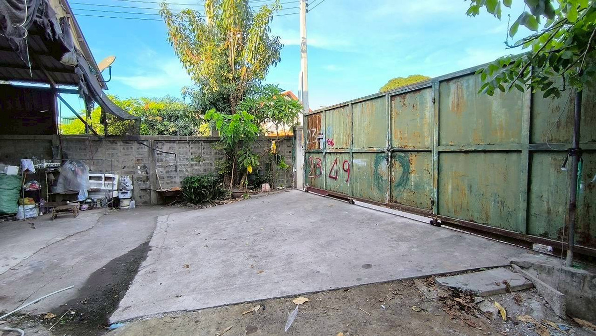 For SaleWarehouseBangna, Bearing, Lasalle : Land for sale with warehouse, Sukhumvit Road, Bangna, Bangkok, Soi Lasan 52, Soi Bearing 39, Soi Sri Dan 21, near MRT Sri Lasalle, only 2 kilometers, near Srinakarin Road. Near Sukhumvit Road Near Bangna-Trad Expressway