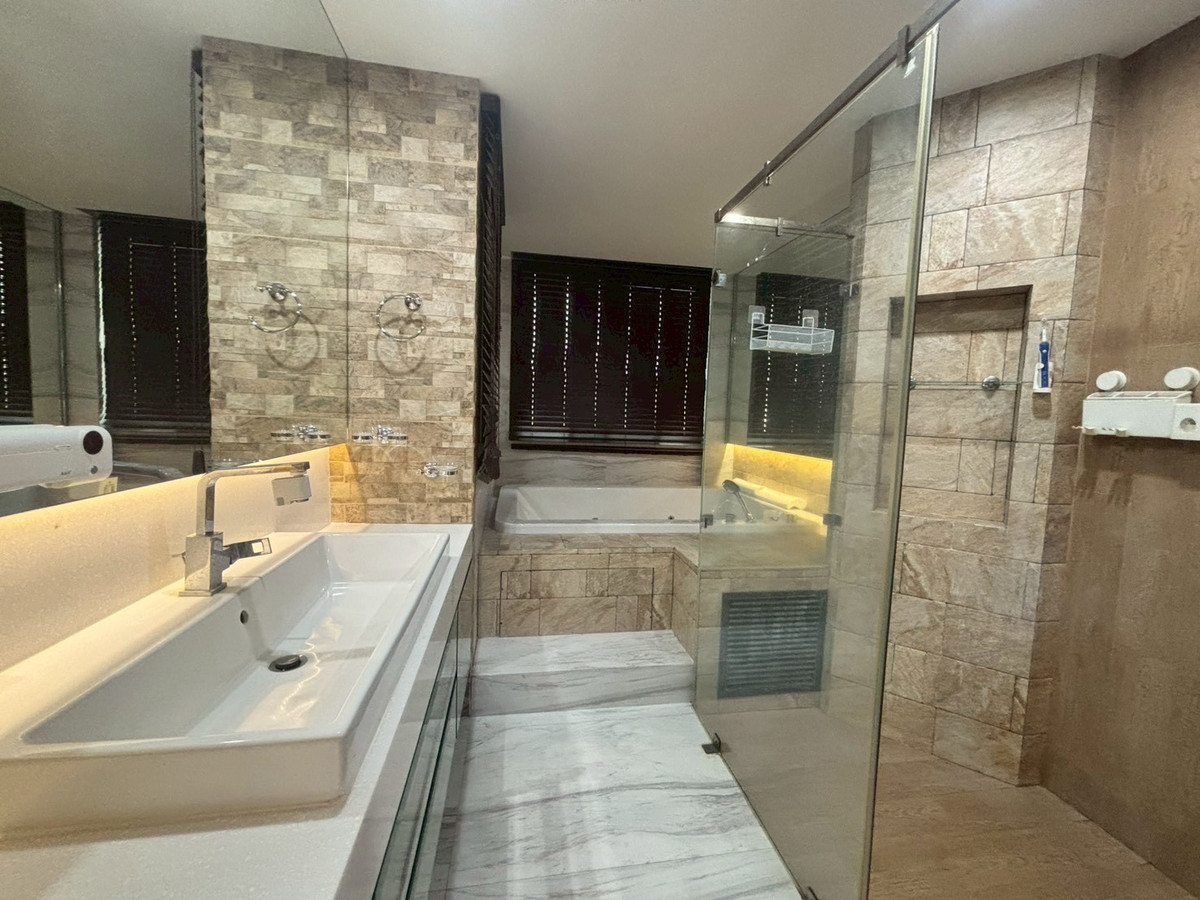 For SaleShop HousePhutthamonthon, Salaya : Commercial building for sale, Chinatown Salaya, near Central, Borommaratchachonnani Rd., decorated, ready to move in and operate.