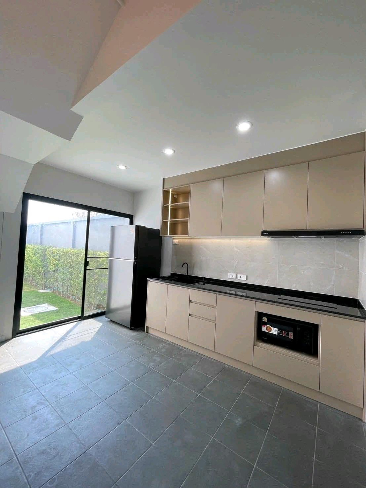 ให้เช่าบ้านสมุทรปราการ สำโรง : 🎗️🍃 บ้านสวยทำเลศักยภาพ ใกล้ห้าง ใกล้โรงเรียนนานาชาติ เหมาะกับครอบครัวต่างชาติ/ผู้บริหารที่ทำงานย่านบางนา 🚙 เพียง 4 นาที ถึง เมกาบางนา