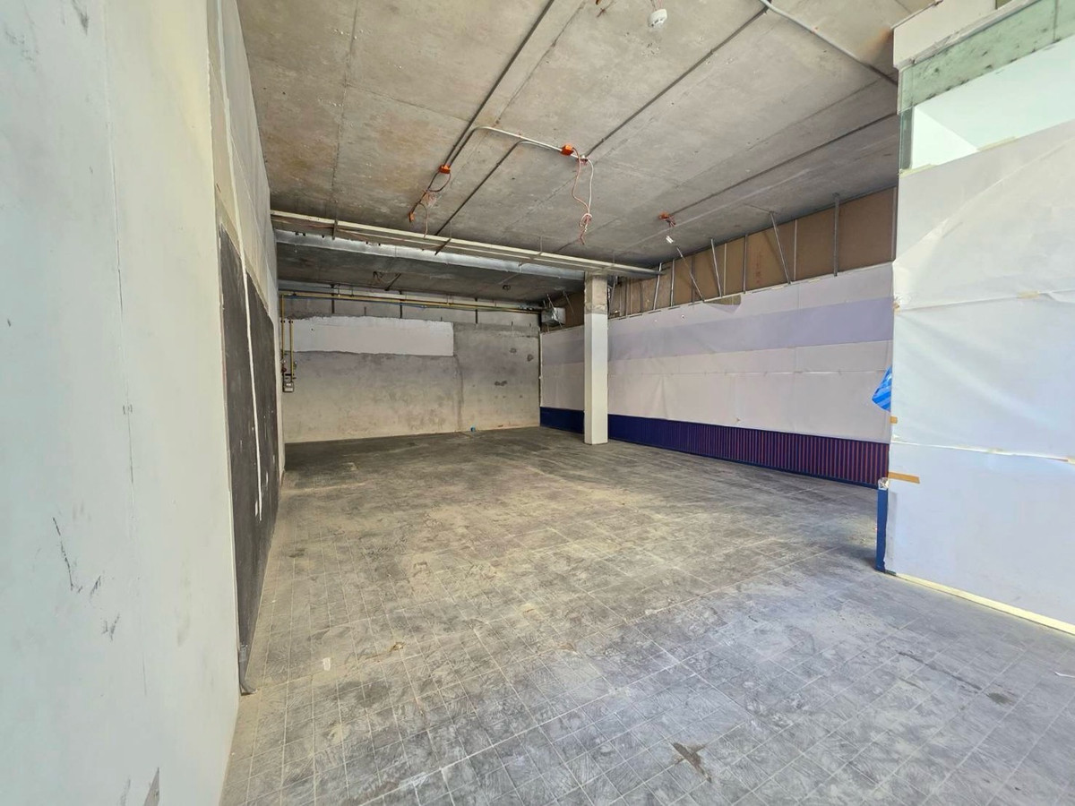 For RentRetail SpaceSukhumvit, Asoke, Thonglor : For rent, area 88.89 sq m, doing business @ Asoke Sukhumvit 21, near GMM Grammy, SWU and office and MRT Sukhumvit.